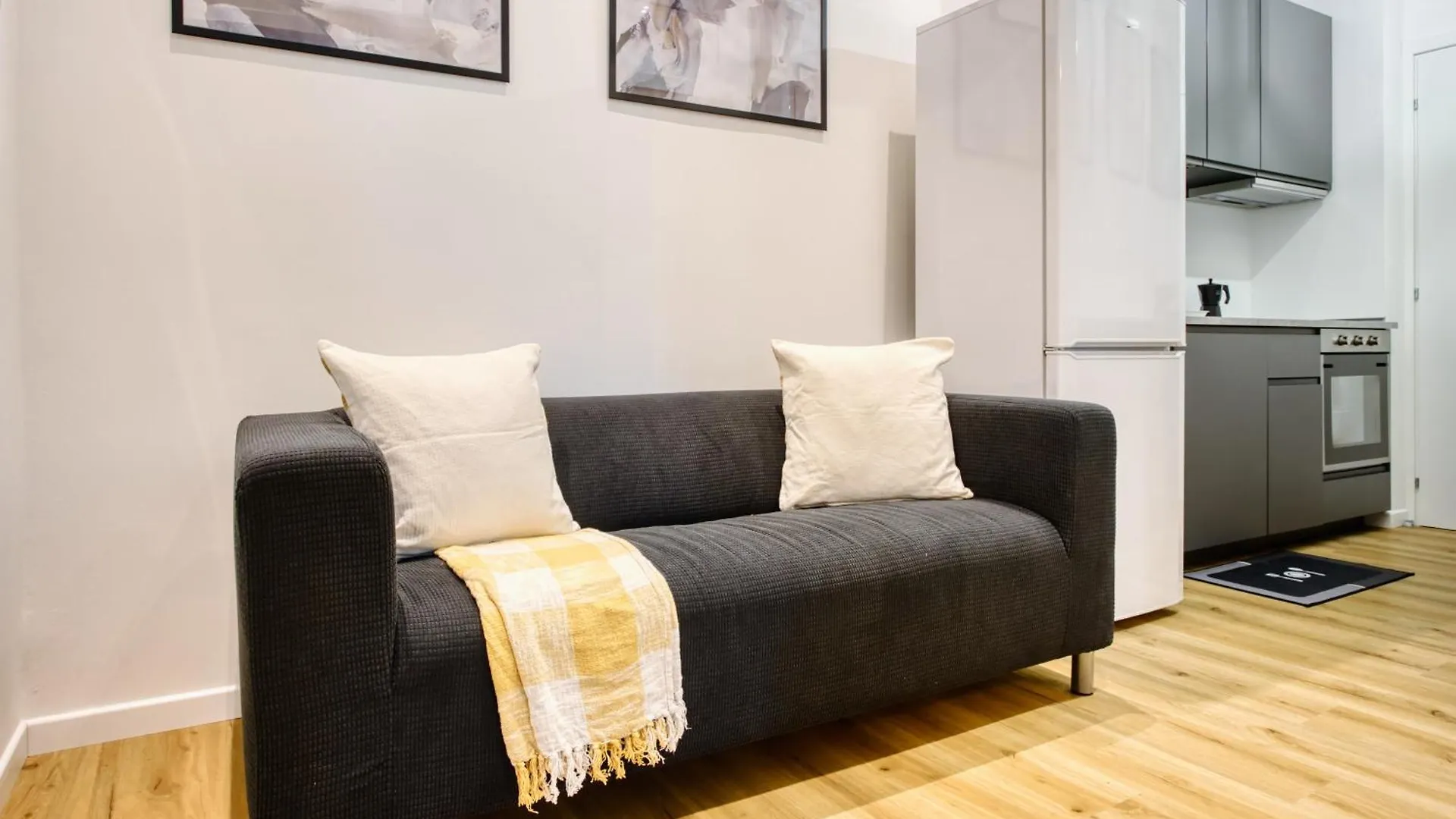 Joivy Elegant & Modern Apartments In Isola District Milan Italy