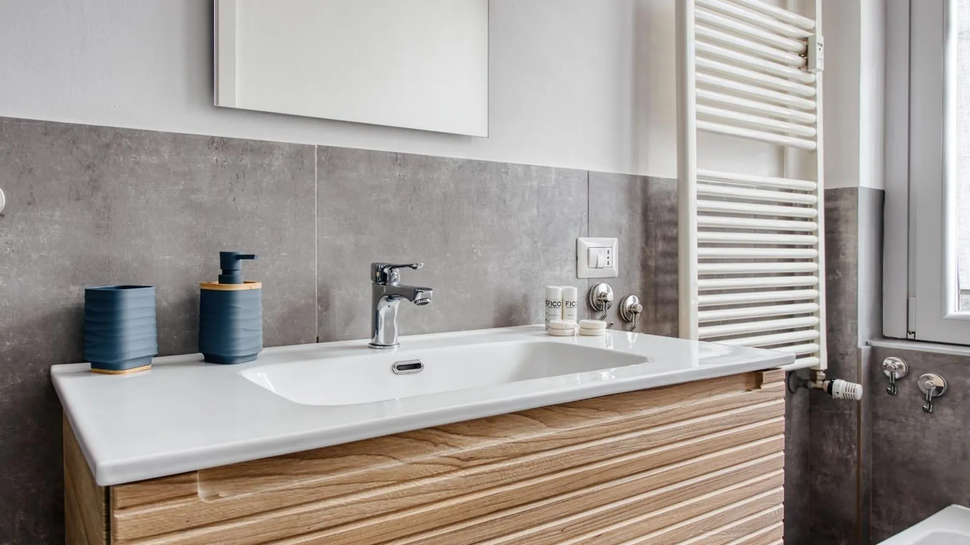 Joivy Elegant & Modern Apartments In Isola District Milan Italy
